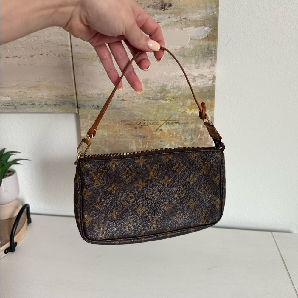 Louis Vuitton Pochette Pre-Loved w/ Original Strap & Bonus Unbranded Medal Strap
